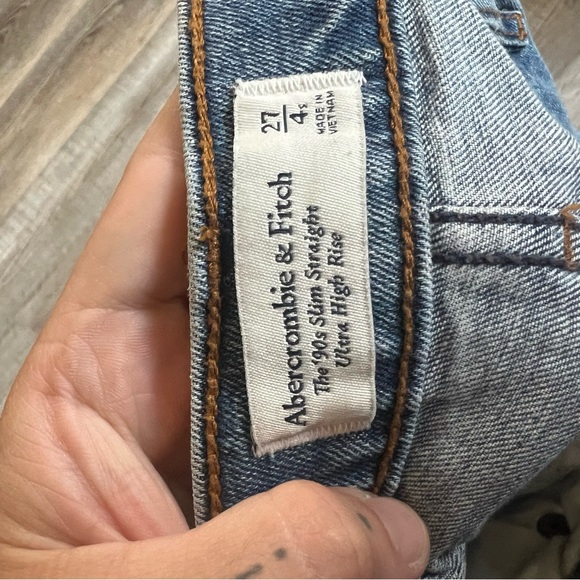 Abercrombie & Fitch 90’s High Rise Slim Straight Distressed Jeans‎ - Picture 7 of 8